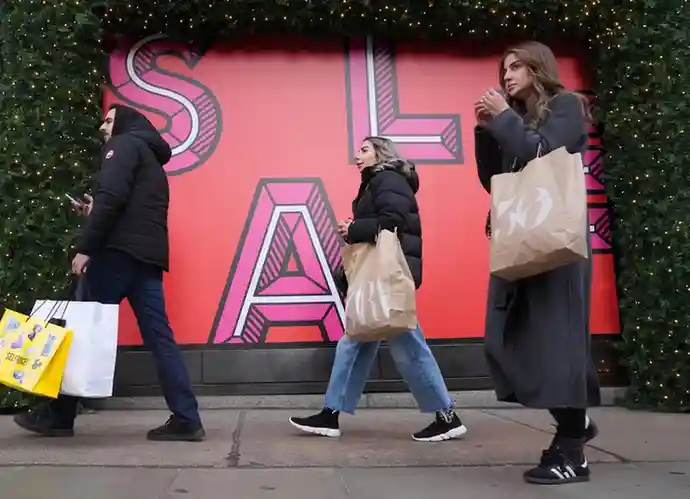 Shoppers Shun UK High Streets Despite Lure of Boxing Day Sales Shoppers Shun UK High Streets Despite Lure of Boxing Day Sales
